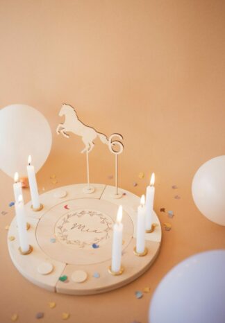 Auf dem Bild sieht man einen personalisierten Geburtstagskranz und Luftballons.