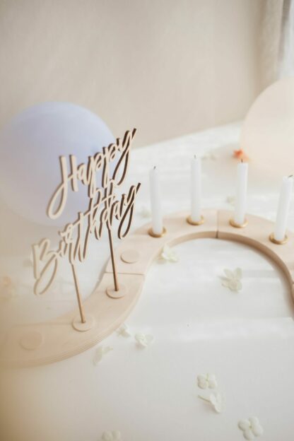 Auf diesem Bild sieht man einen Happy Birthday Stecker im Geburtstagskranz.