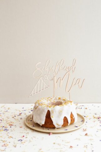 Auf diesem Bild sieht man Cake Topper zur Einschulung in einem Kuchen von Kuchentratsch.