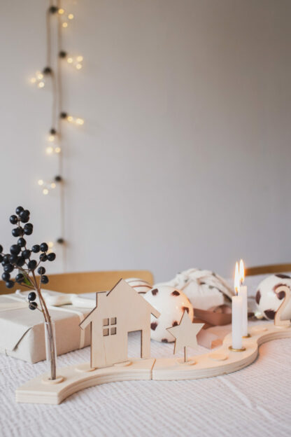 Adventskranz Stecker aus Holz mit einem Haus.