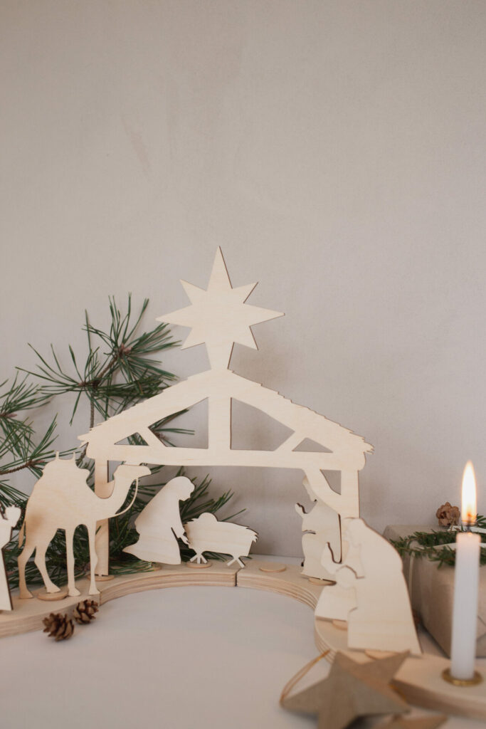 Moderne Weihnachtskrippe aus Holz - mittleres Set  Liebesnaht