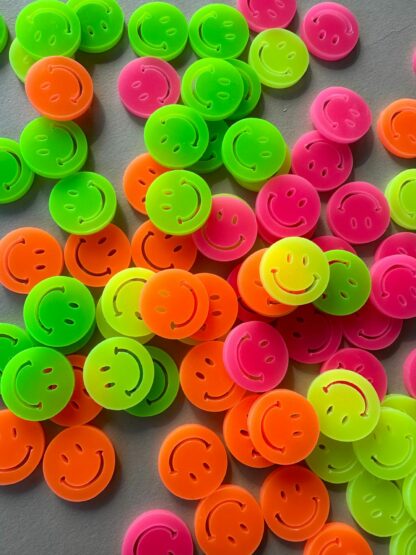 Neon Smileys als Tischdeko für den Geburtstagstisch.