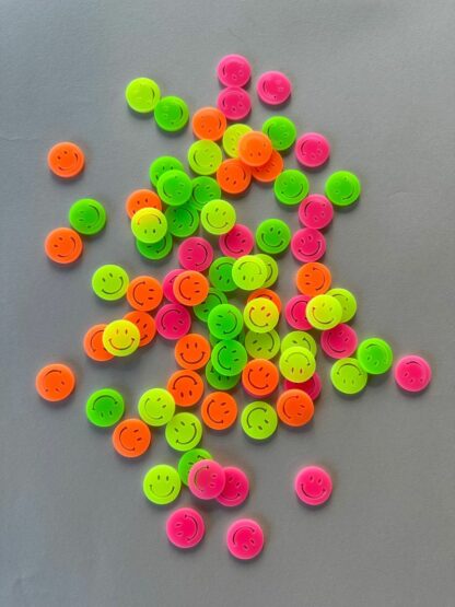 Tischdeko Smileys für den Geburtstag in Neon Farben.