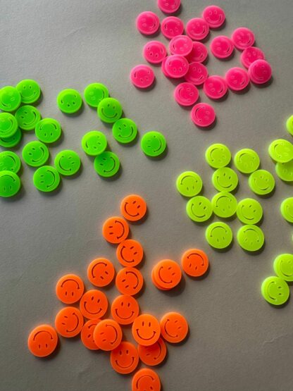 Streudeko Smileys in Neon Farben für den Tisch.